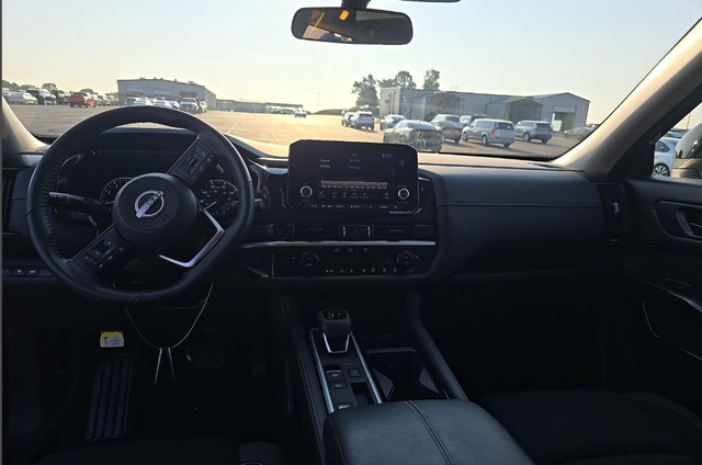 2025 Nissan Pathfinder SV