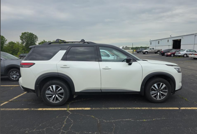 2023 Nissan Pathfinder SL