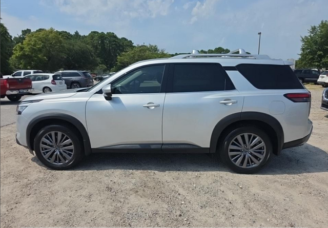 2024 Nissan Pathfinder SL
