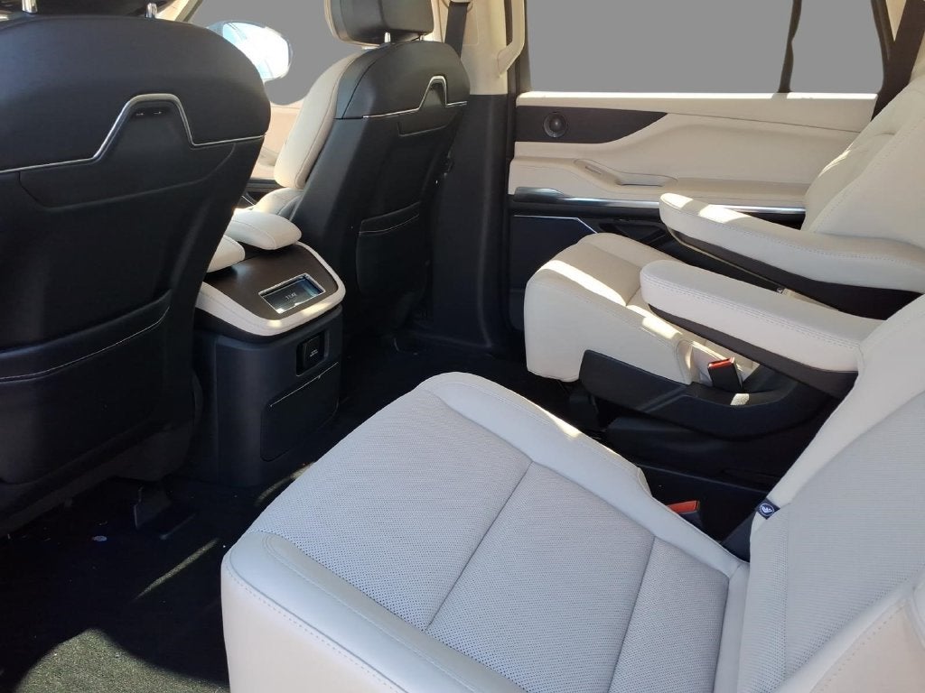 2027 Lincoln Navigator L Premiere