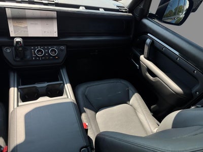 2025 Land Rover Defender 130 X-Dynamic SE