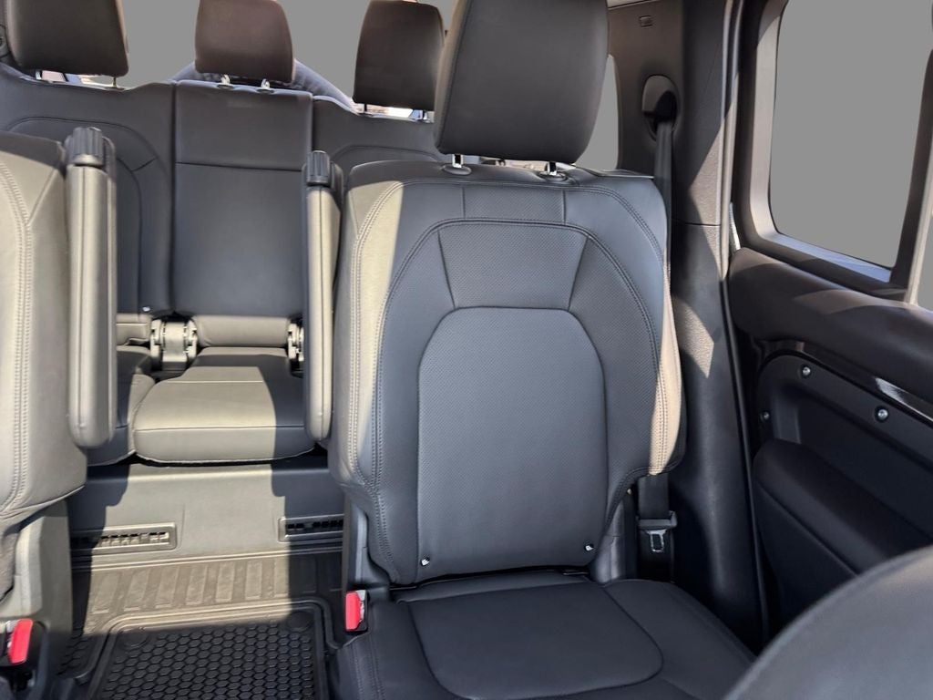2025 Land Rover Defender 130 X-Dynamic SE
