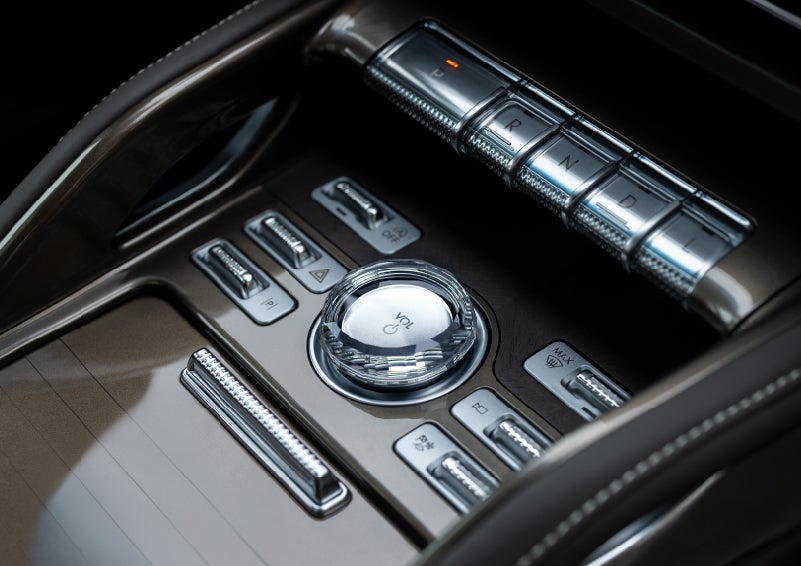 A crystal-inspired volume knob is shown in the center floor console of a 2025 Lincoln Nautilus® SUV. | Bill Collins Lincoln of Louisville in Louisville KY